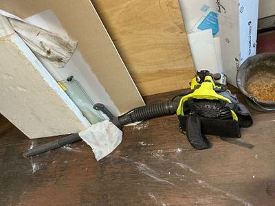 un ventilateur posé par terre près d'un mur