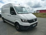 La camionnette blanche est garée sur le bord de la route, dans le parking.