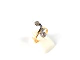 une image représentant une bague en or sertie de deux diamants