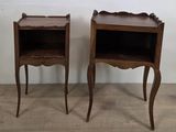 deux tables en bois placées l'une à côté de l'autre à même le sol