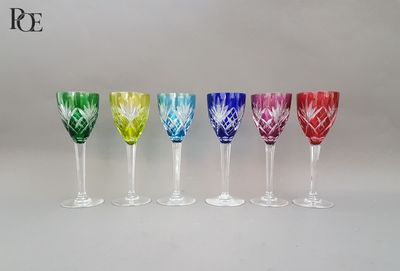 six verres à vin de couleurs différentes alignés les uns à côté des autres