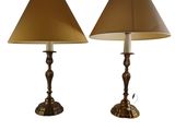 une paire de lampes de table en laiton, chacune munie d'un abat-jour