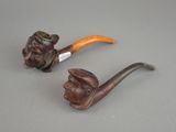 une paire de têtes de pipe sculptées et une pipe sculptée représentant un visage d'homme