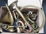 une boîte contenant des instruments de musique en laiton