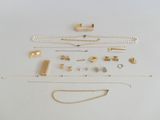 un assortiment de bijoux en or comprenant un collier, un bracelet, une bague et des boucles d'oreilles