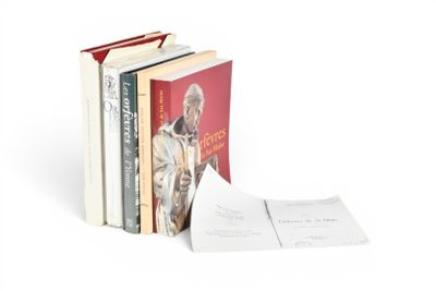 une pile de livres posés les uns à côté des autres sur une surface blanche