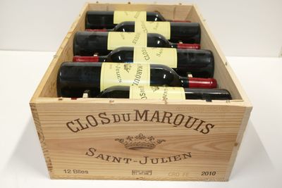 bouteilles de vin rouge dans un coffret en bois sur une table