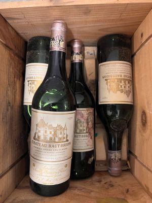 plusieurs bouteilles de vin dans un coffret en bois