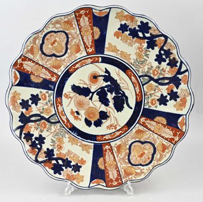 une assiette décorative ornée d'un motif bleu et orange