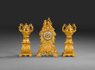 Belle garniture de cheminée comprenant une pendule en bronze…