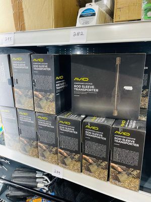 de nombreux paquets de cigarettes posés sur une étagère dans un magasin