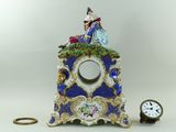 une horloge miniature surmontée d'une figurine