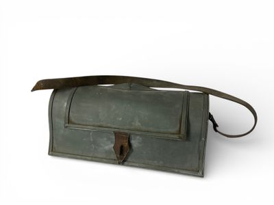 ART POPULAIRE, vers 1900 Une sacoche de plombier ou d’électr…