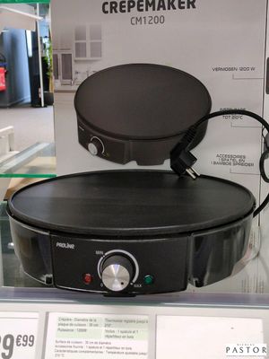 une crêpière exposée dans un magasin
