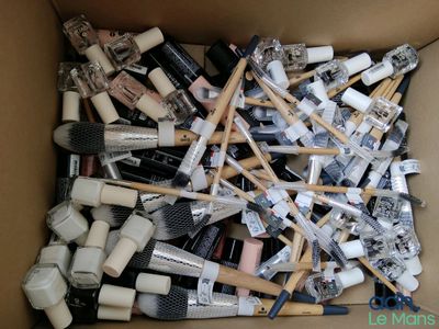 une boîte en carton remplie de différents types de pinceaux