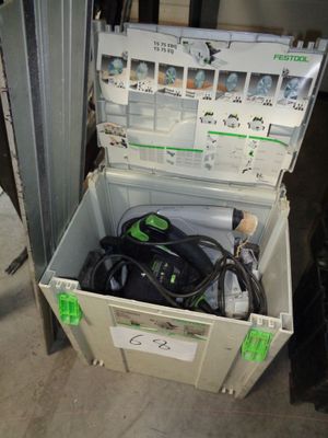 une boîte contenant tout un tas de matériel électrique