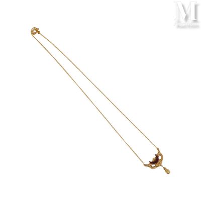 une image représentant un collier en or orné d'un oiseau