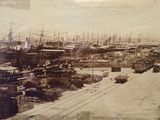 une vieille photo d'un port rempli de bateaux