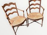 une paire de chaises anciennes à dossier en échelle, avec des coussins en rotin sur fond blanc