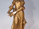 statue d'une femme tenant un panier de fleurs à la main