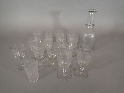 beaucoup de verres à vin et un vase sur la table