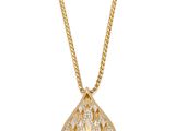 un collier en or avec un pendentif en forme de larme serti d'un diamant, monté sur une chaîne