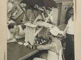 photographie en noir et blanc d'un groupe d'hommes jouant aux échecs