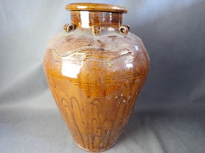 un vase brun posé sur une table
