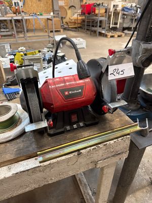 une machine posée sur une table