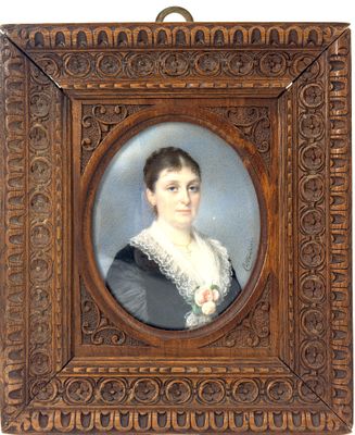 portrait d'une femme en robe noire dans un cadre en bois
