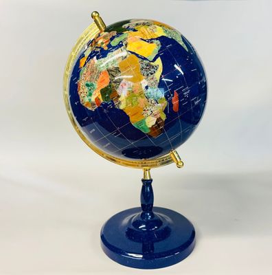 une image représentant un globe bleu et or posé sur un socle bleu