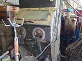 une machine qui se trouve à l'intérieur d'un bâtiment
