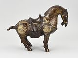 figurine en bronze représentant un cheval avec une selle sur le dos