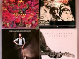 Quatre albums de styles musicaux variés sont exposés sur un mur