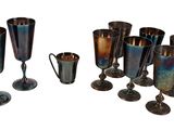 de nombreux verres de toutes sortes posés sur une surface blanche