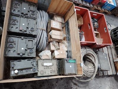 de nombreux types d'équipements électriques différents dans un boîtier