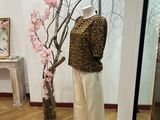 un mannequin dans un coin d'une pièce où se trouve un arbre dans le coin