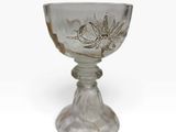 une image représentant un verre orné d'un motif floral