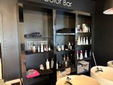 une photo d'un salon de coiffure avec deux lavabos et un miroir