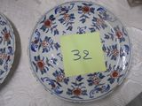 deux assiettes portant des chiffres, posées sur une table