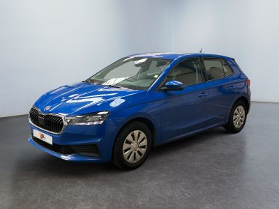 une voiture bleue garée dans une pièce aux murs blancs