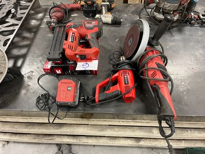 de nombreux outils posés ensemble sur une table