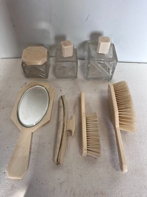 beaucoup d'objets posés sur le sol