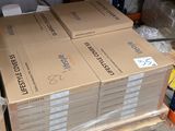 Les cartons sont empilés les uns sur les autres sur une palette dans un entrepôt