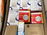 une boîte remplie d'appareils électroniques et d'autres produits électroniques