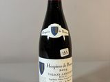 une bouteille de vin posée sur une table