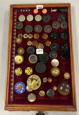 une vitrine sur laquelle se trouvent de nombreux boutons