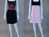 deux mannequins vêtus de robes noires et roses sur un présentoir