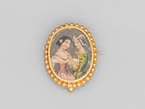 une broche plaquée or ornée d'une peinture représentant deux femmes