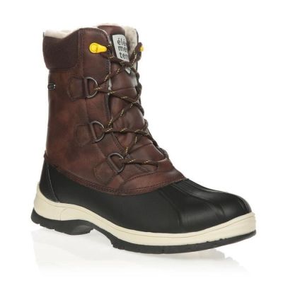 un gros plan sur une paire de bottes marron sur fond blanc
